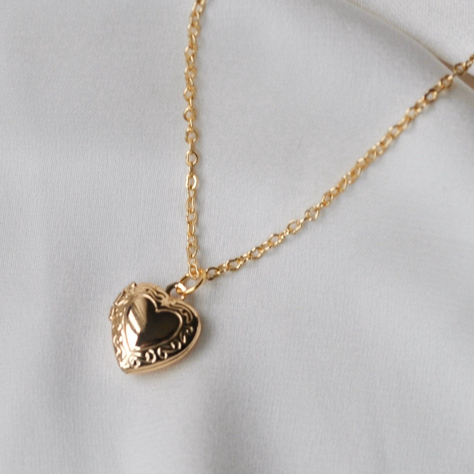 Gold locket necklace on sale heart